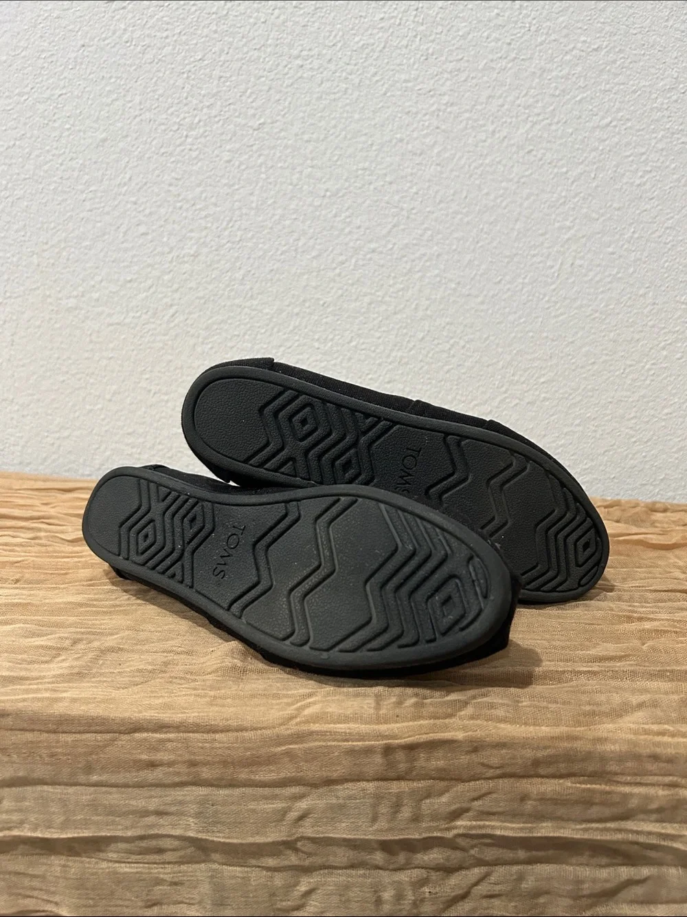 Black slip on Toms - Picture 5 of 6